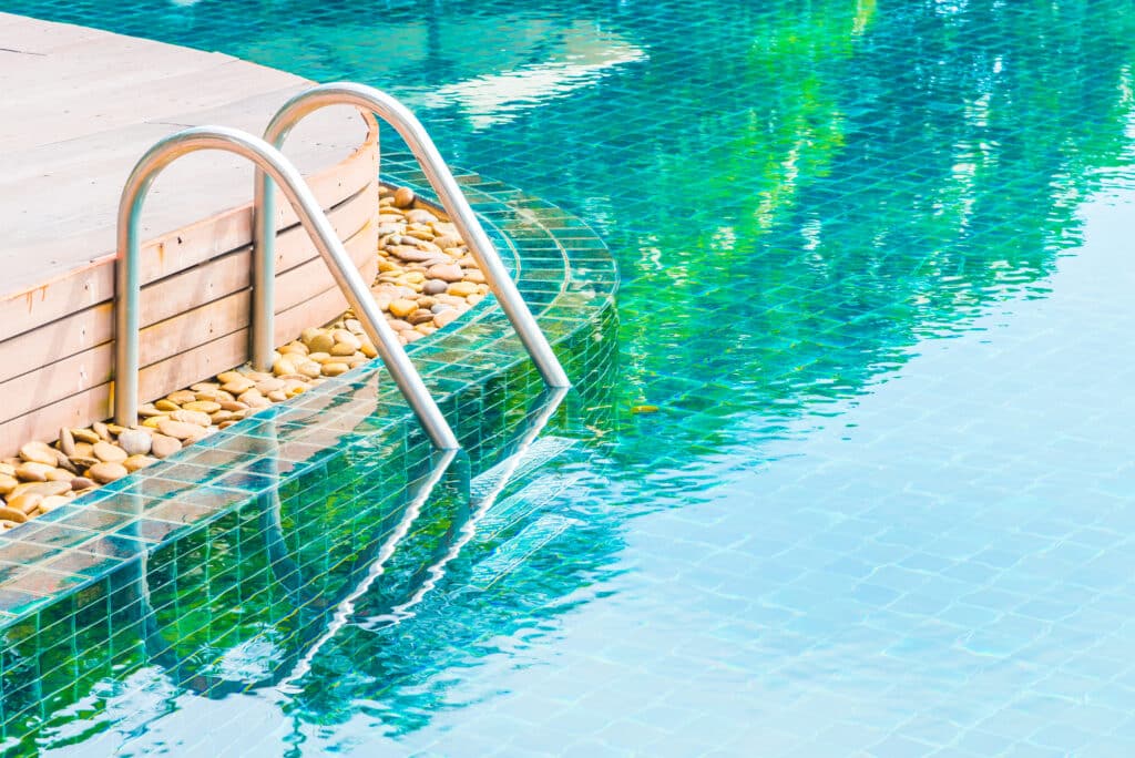 Margelles de piscine : Choisir et poser les finitions de votre bassin